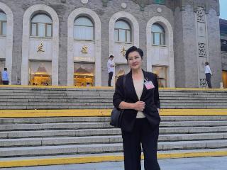 凯丽激动泪洒现场上热搜 哽咽感言