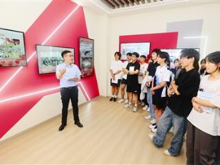 天津师大创新教学形式 人人争当“教学能手” “说感画悟”点亮开学第一课 扫码阅读手机版
