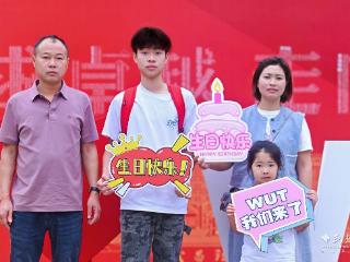 温暖迎新！武昌理工学院为“生日新生”拍摄专属写真