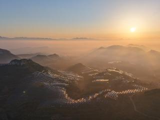 临沂：朝霞映照荒山光伏 波光粼粼绵延如画