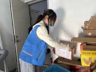 南苑街道忠心闸社区开展楼道杂物清理行动