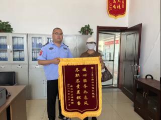 公交司机争分夺秒救助晕倒老人，暖心举动获锦旗感谢