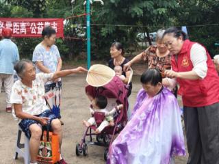 南苑街道忠心闸社区举办“幸福邻聚力 服务零距离”公益集市