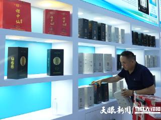 酒博会上的“全勤生”，他带着青稞酒连续参展十四届