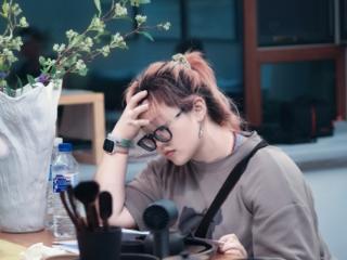 “00后”女孩从殡葬业转行当艺人助理：不建议盲目追星，滤镜会破碎