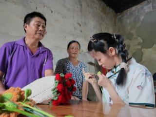 “为了能够有尊严地生活” ﻿00后脑瘫女孩自学编织谋生，织一个作品需要一个月