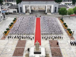 曲阜：躬身行礼承师道 千年儒风润校园