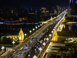 迎泽大街夜景璀璨 一条灯带穿城而过