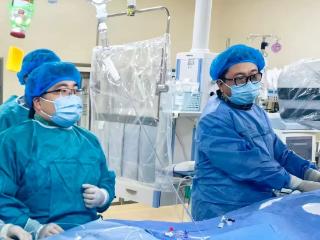 血管内超声辅助冠心病手术，烟台山医院打赢无光透视生命突围战