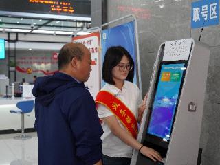 证照审批时限从3天压缩至半天 “无感续证”政务服务群众满意度高