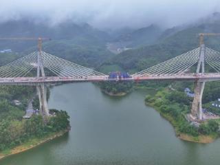 鲜花湖特大桥合龙 和襄高速公路迎来重大突破
