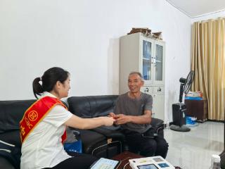 工行遵义凤冈支行：上门服务进乡村 养蚕农户享便利