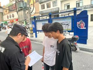三名通城学生拾“机”不昧，民警到校点名表扬