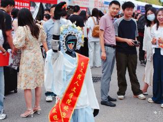 荆楚开学联播 | 武工院迎新机器人火“出圈”