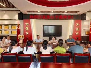 余干县委常委周燕平赴余干五中开展教师节走访慰问