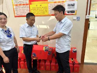 上饶银行广丰支行开展“工会送清凉暖人心，情系一线鼓干劲”工会慰问活动