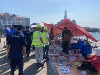 崂山区综合行政执法局麦岛综合行政执法中队开展市容秩序专项整治，全力护航开海季