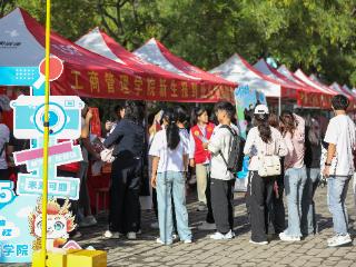 11490名新生报到！郑州科技学院迎新服务“超有料”