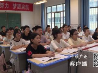 十堰教师陶伟“不务正业” 物理课上成音乐课（已编完）