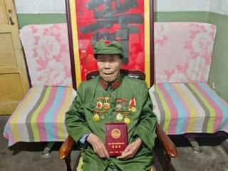99岁抗战老兵郑宗仕获颁抗战胜利80周年纪念章