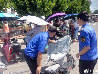 临沭县综合行政执法局：全员值守“城管助学岗” 护航学生“开学平安路”