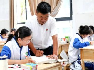 凤冈田飞：接力教育火炬 照亮学生前进方向
