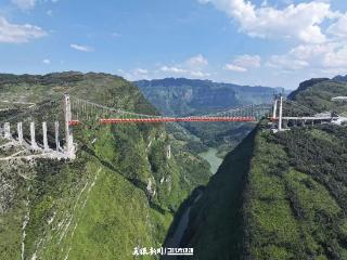 在北盘江大峡谷 贵州又一座世界第一高桥即将合龙