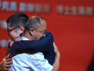长大后我就成了你！从潍坊走出去的清华教师以教师聘书为礼谢师恩