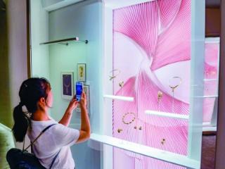 市民游客打卡珠宝艺术展