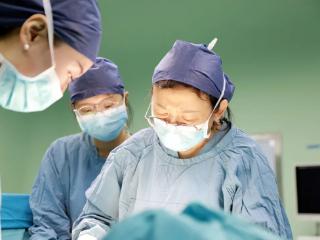 拖了5年，“巧囊”从3厘米疯长到21厘米并恶变！妇科专家高难度手术给了她“第二次生命”