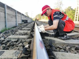 贵阳铁路人深山里给钢轨“体检”