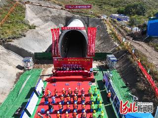 太锡铁路首个隧道贯通