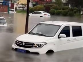 河南许昌暴雨，要求非必要不外出，市民：部分路段积水到腰部