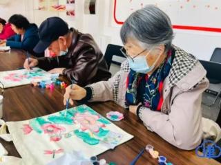 银发朋友圈，搬到生活里 扫码阅读手机版