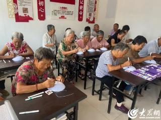 红忠白奸绘脸谱 德州天衢新区抬头寺镇把京剧韵味“画”进晚年生活