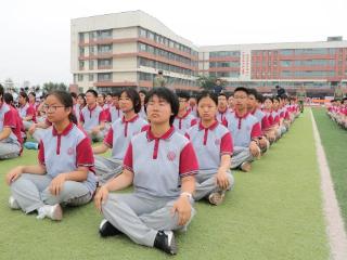 衡大高中2025级新生军训汇演圆满落幕