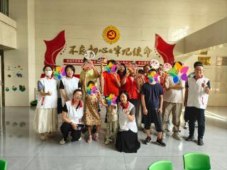 百年人寿烟台中支开展“情暖教师节 扇韵传心意”公益活动