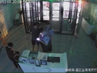 农行金海湾支行警银联动，两小时找回客户雨中遗落治病钱