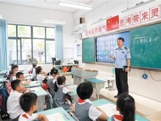 海口市秀英区一位法治副校长广播室里普法焕新彩