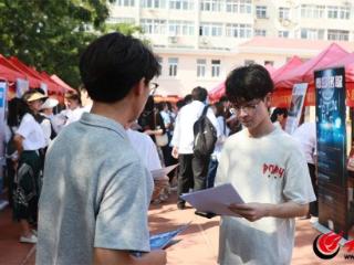 青岛外事服务职业学校2025年大专学生岗前培训暨实习就业双选会圆满落幕校企协同助力学生高质量就业