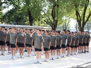 淬火成钢启新程！万年三中2025级新生军训圆满落幕