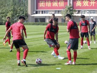 亚泰球员飞抵成都准备与蓉城之战 目标依旧是“抢分”