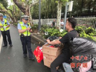 十堰交警在车城西路设点整治不文明交通行为