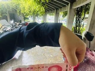 正崩溃哭泣一位陌生阿姨递来100元 她全城寻找暖心“西安妈妈”