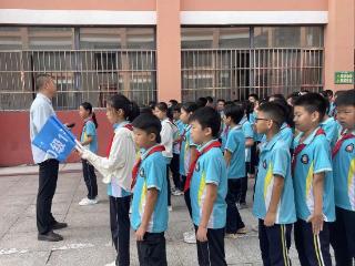 以练筑安，临沂南坊小学开展防震疏散演练