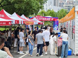 高校设“儿童游乐区” 为新生家长解决带娃难题