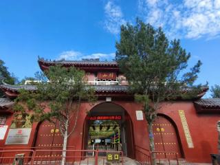 山魂水魄石中趣，尽付腊山云雾间