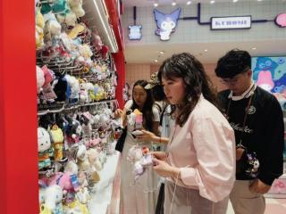 年轻人正把“情感寄托”挂上背包
