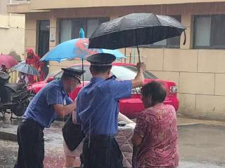 雨中“城”色暖人心！临沂市兰山城管紧急救助交通事故伤者
