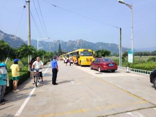青岛市崂山区王哥庄街道峰山中队全力护航开学季筑牢校园周边安全防线